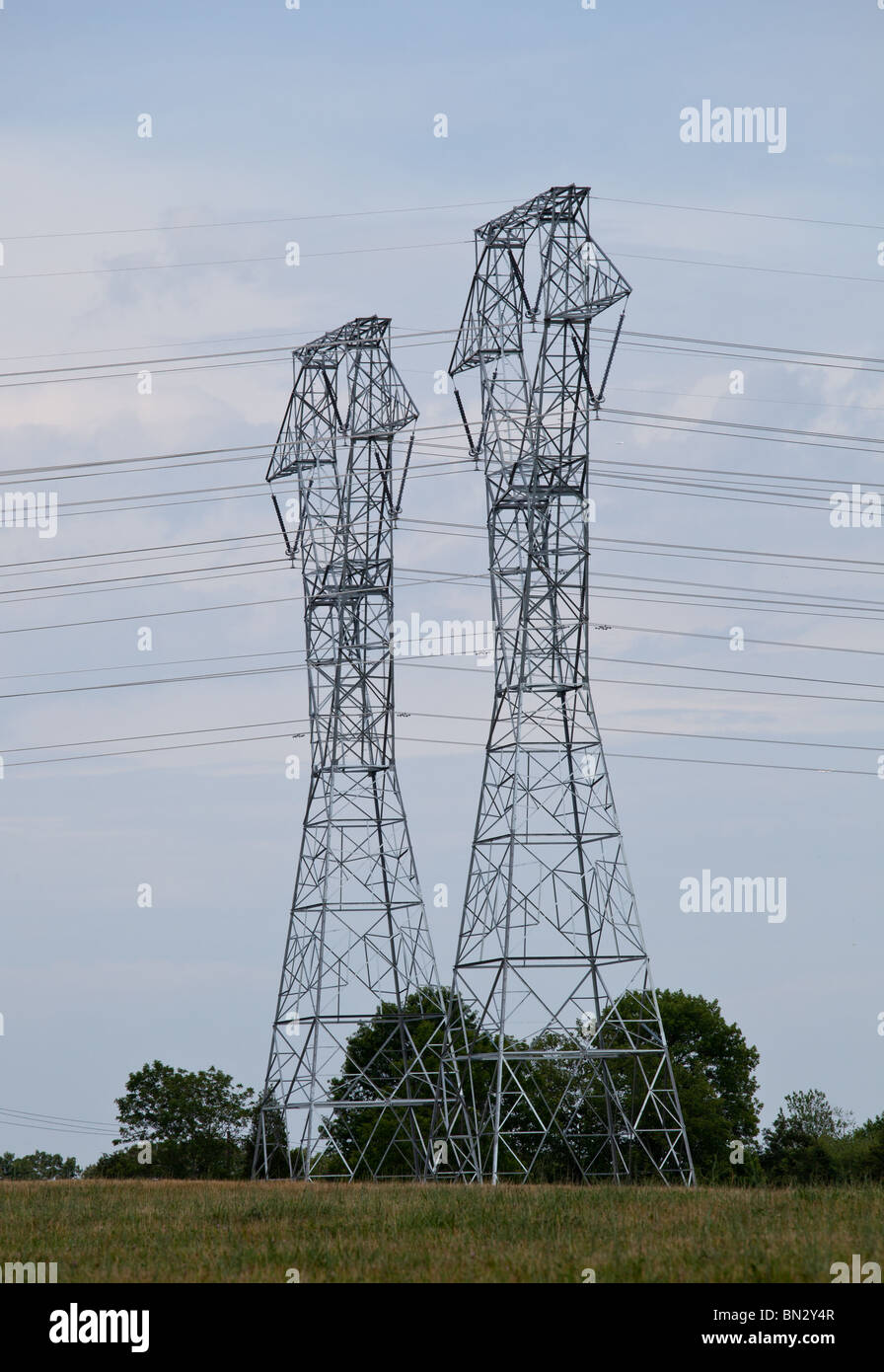 Große Metall Strommasten März über die Landschaft Stockfoto