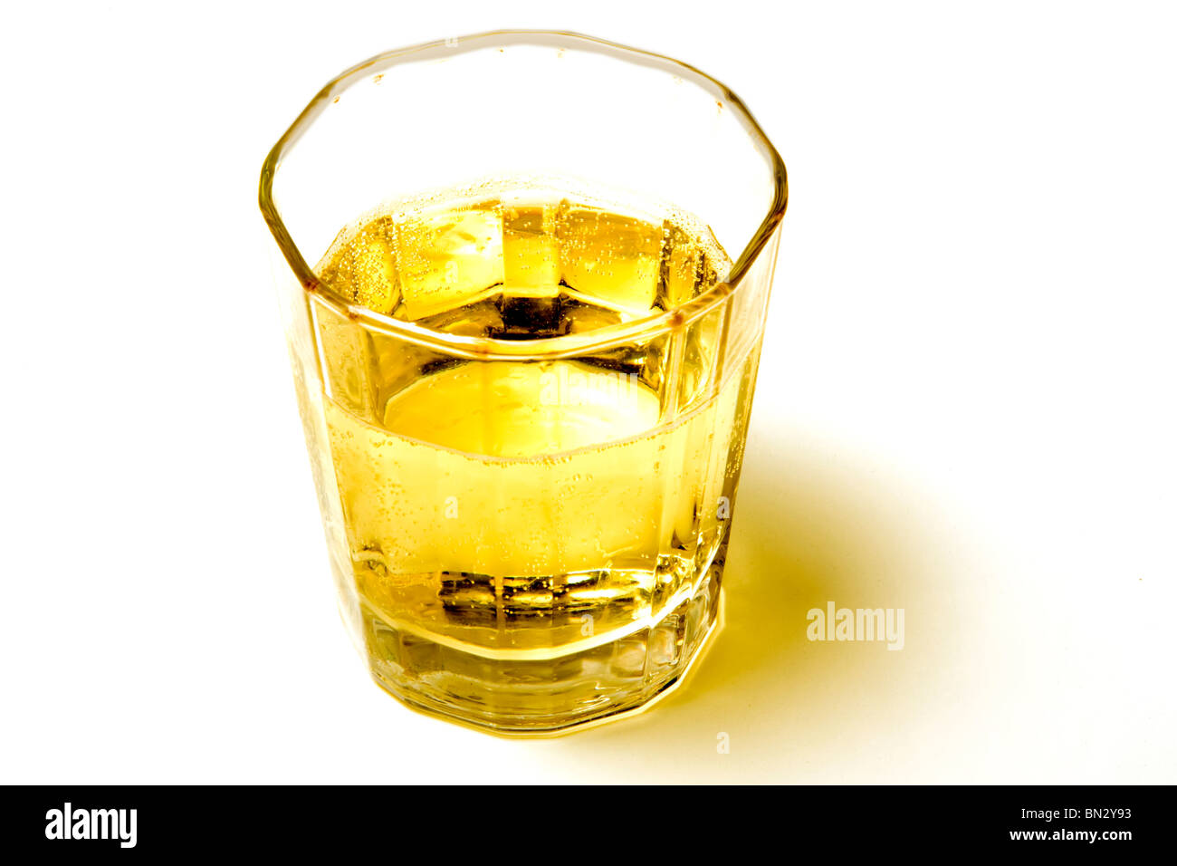 Alkoholisches Getränk, das auf weißem Hintergrund Stockfoto