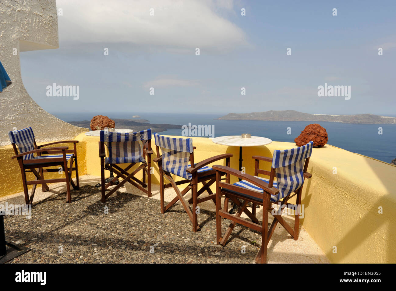 Bunten Liegestühlen Kykladen Santorini Griechenland Stockfoto