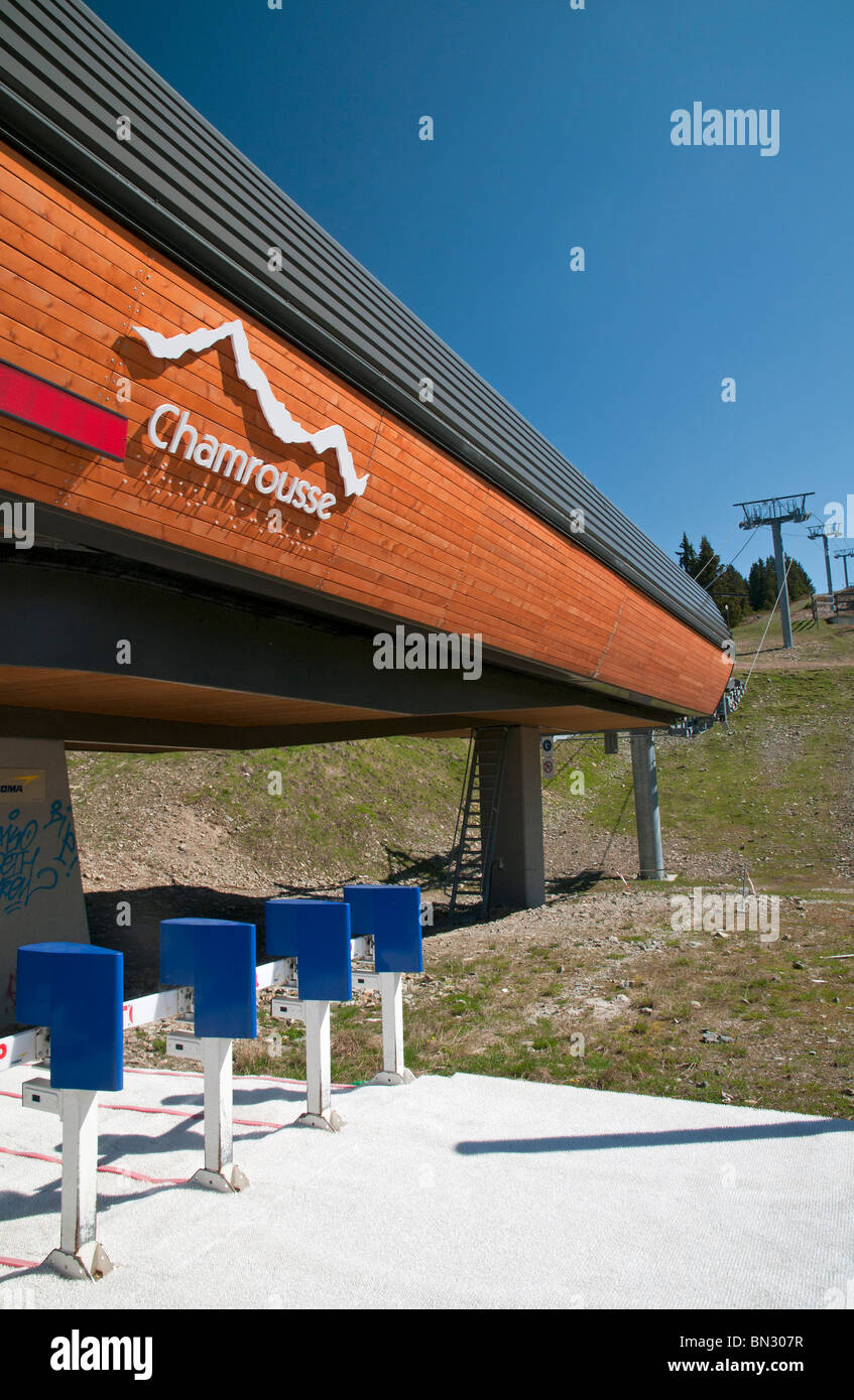 Ski Resort im Sommer, Mautstellen beim Boarding Station einer Sesselbahn, Chanrousse, Frankreich. Stockfoto