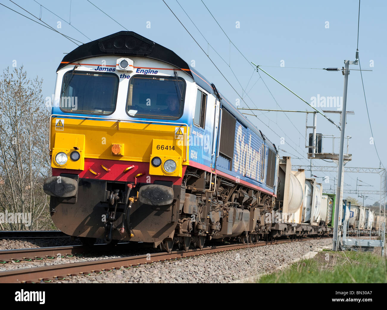 Stobart Schienengüterverkehr Klasse 66 Lokomotive schleppen Fracht-Container auf der englischen Eisenbahn. Stockfoto