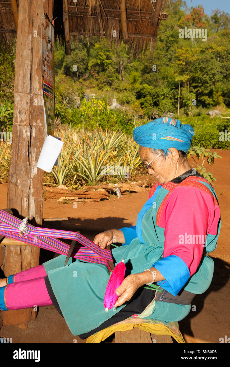 Porträt einer Lisu-Frau mit einem Webstuhl Weben und Tracht in Dao Stadt, Bergstämme, in der Nähe von Chiang Mai, Thailand Stockfoto