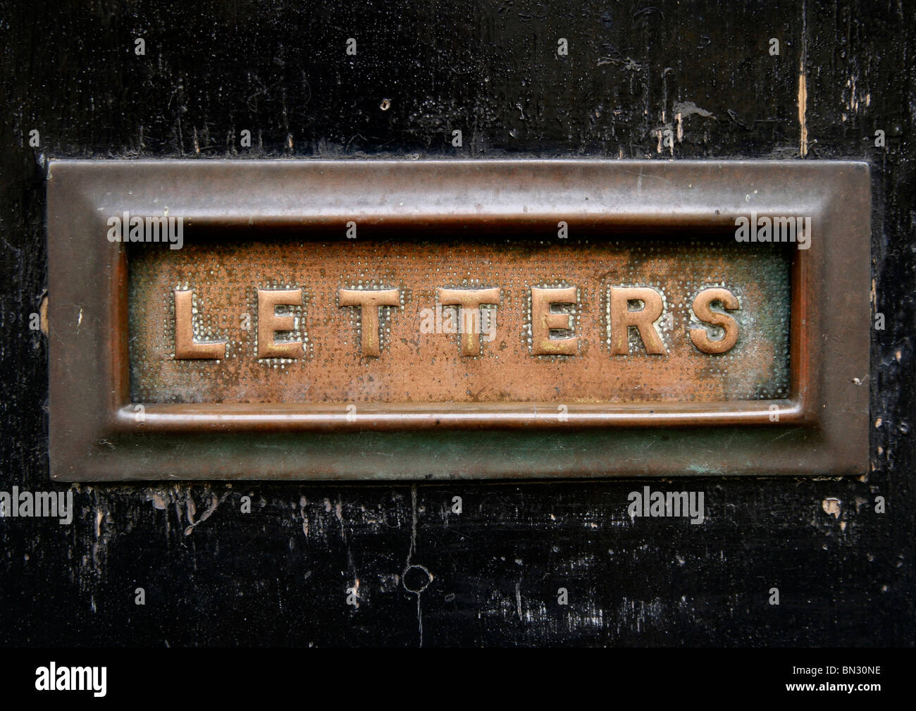 Kupfer Briefkasten am schwarzen Tor mit dem Wort "Buchstaben" darauf geschrieben. Stockfoto