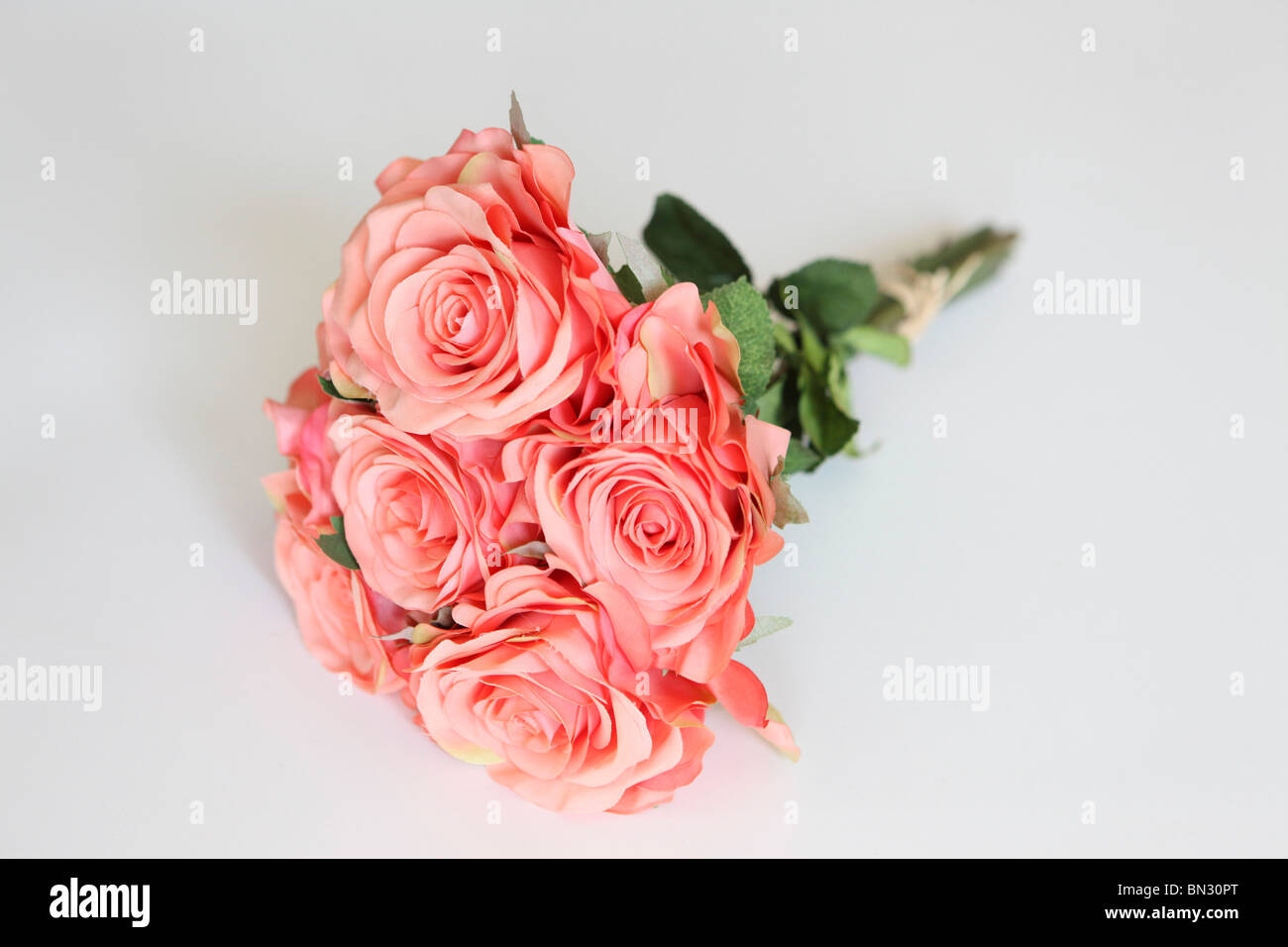 Seide Pink Rose Bouquet auf weißem Hintergrund Stockfoto
