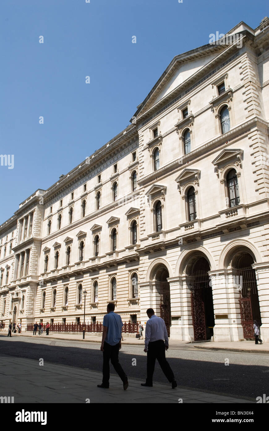 Büroangestellte, öffentlicher Dienst außerhalb des Außenministeriums und des Commonwealth-Büros Kings Charles Street Whitehall. LONDON UK 2010 HOMER SYKES Stockfoto