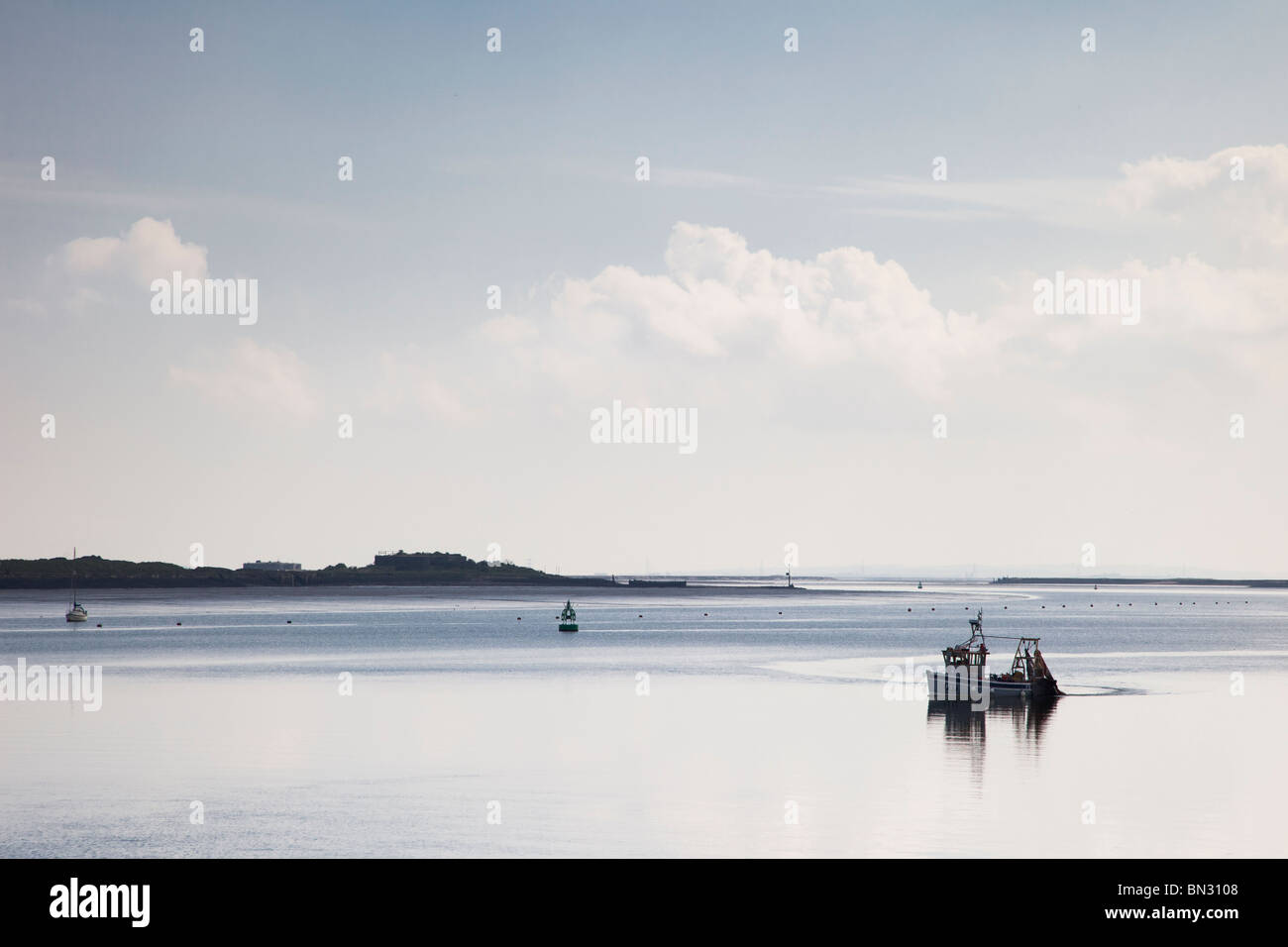 Angelboot/Fischerboot nach Hause in Gillingham erreichen am Fluss Medway, Kent, England Stockfoto