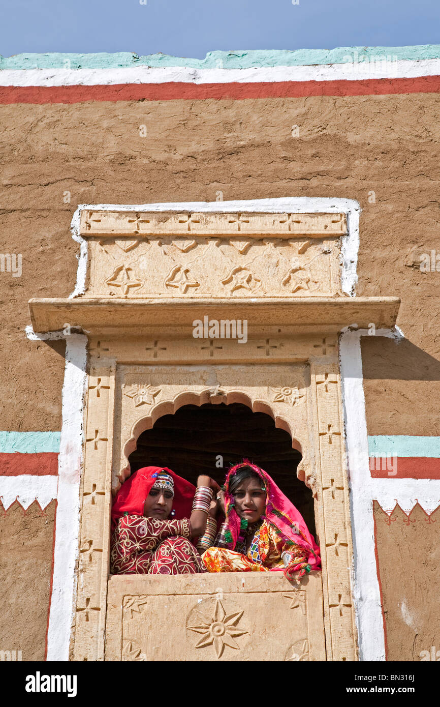 Roma-Frauen auf der Suche vom Balkon. Khuri Dorf. Rajasthan. Indien Stockfoto