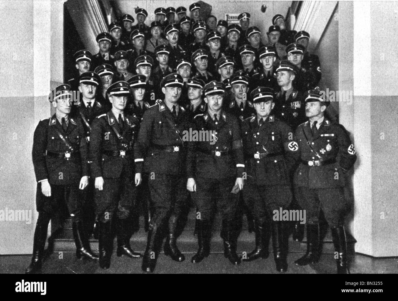 HEINRICH HIMMLER (1900-1945) NSDAP-Führer der SS in der vorderen Mitte der Gruppe von SS-Offiziere Stockfoto