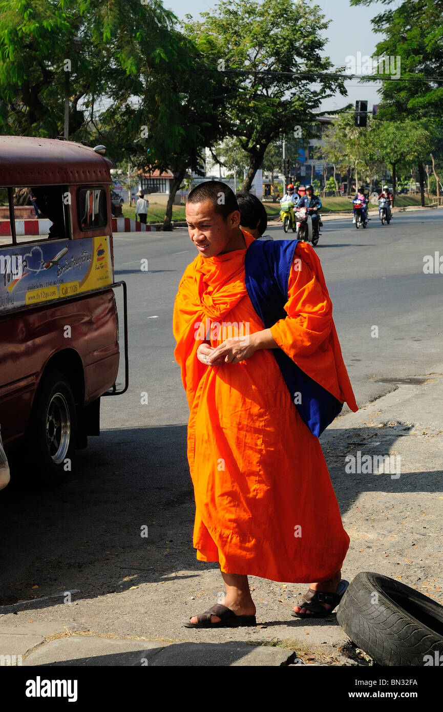 Buddhistischer Mönch trägt einen orangefarbenen Gewand und zu Fuß in einer Straße von Chiang Mai, Thailand Stockfoto