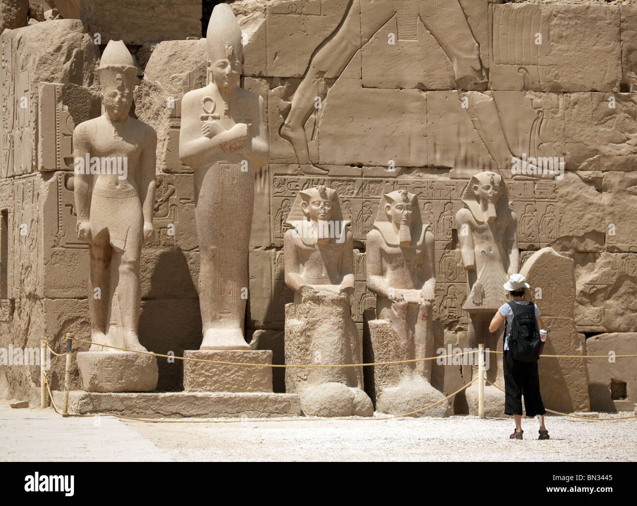 Ein Tourist fotografiert Statuen in der zerstörten großen Tempel von Karnak in Luxor, Ägypten Stockfoto