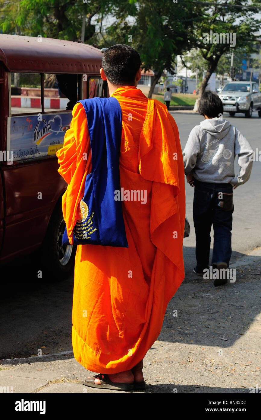 Buddhistischer Mönch trägt einen orangefarbenen Gewand und zu Fuß in einer Straße von Chiang Mai, Thailand Stockfoto