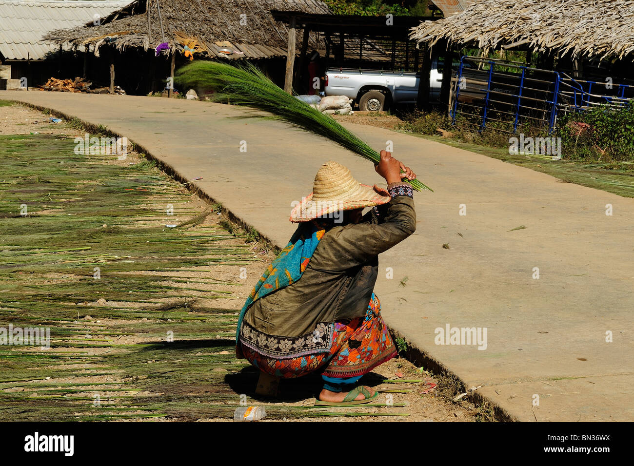 Frau macht Besen vor einem Hmong Dorf, Mae Hong Son, Nord-Thailand, Asien Stockfoto