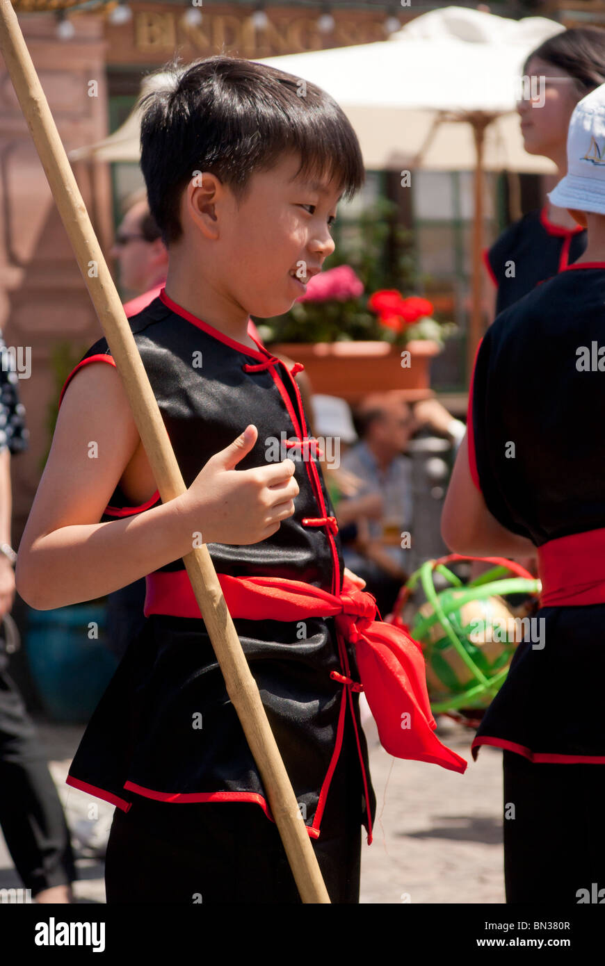 FRANKFURT - 26 JUNI. Parade der Kulturen. Chinesische junge mit Tracht. Stockfoto