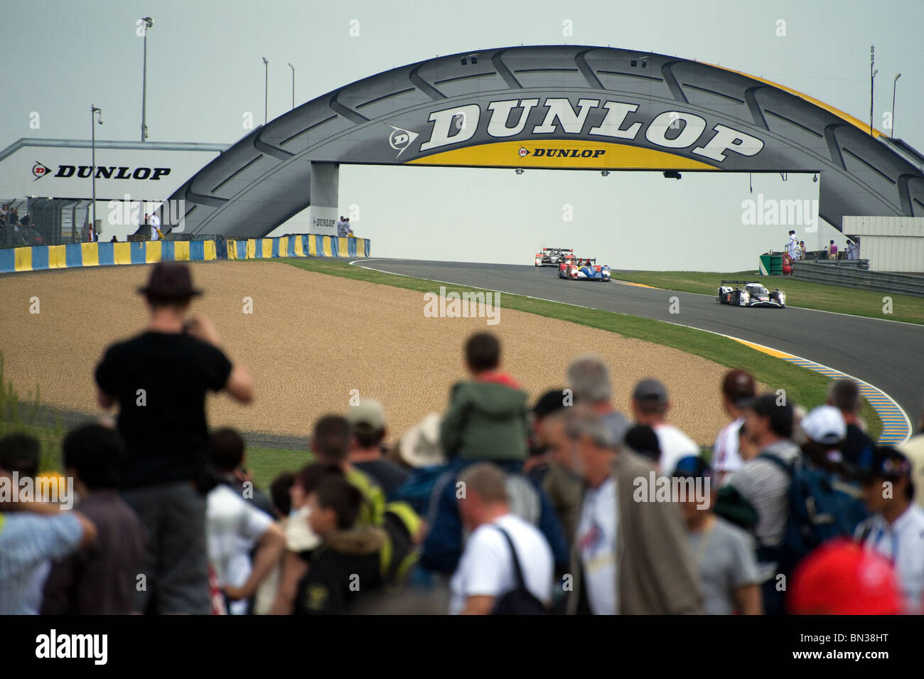 Eine Gruppe von Zuschauern Autos unter der Dunlop Brücke bei 2010 Le Mans 24 Stunden Rennen zu gehen. Stockfoto
