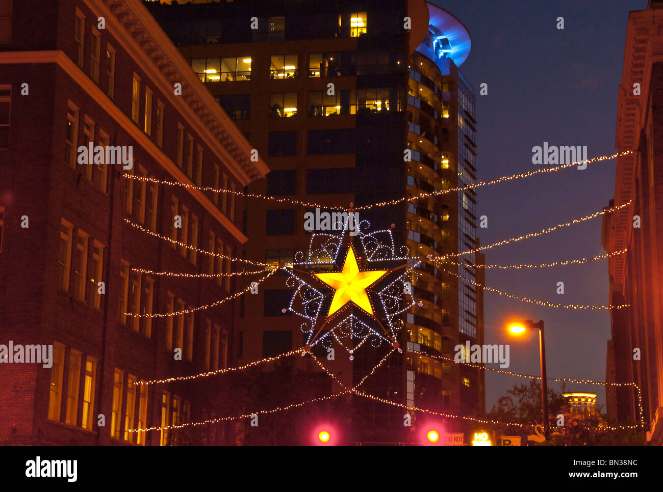 Weihnachtsschmuck, die Leuchten in der Nacht in der Innenstadt von Orlando, Florida, Vereinigte Staaten Stockfoto