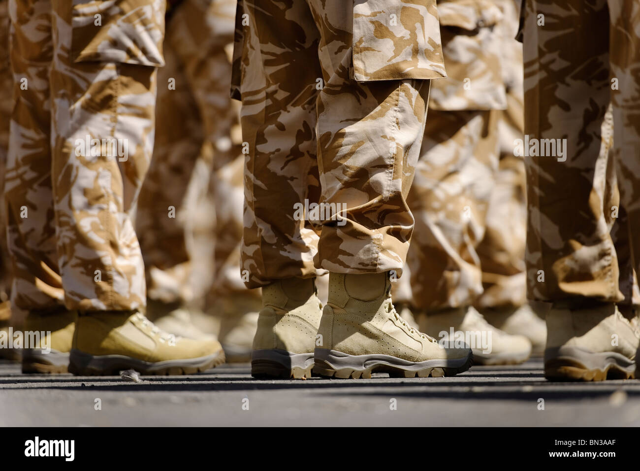 Füße auf dem Boden - The Royal Logistic Corps auf der Parade. Stockfoto