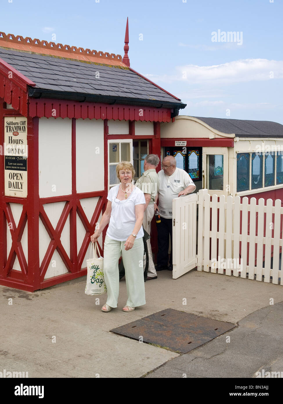 Passagiere, die an der Bergstation der Straßenbahn im Saltburn Klippe am Meer Stockfoto
