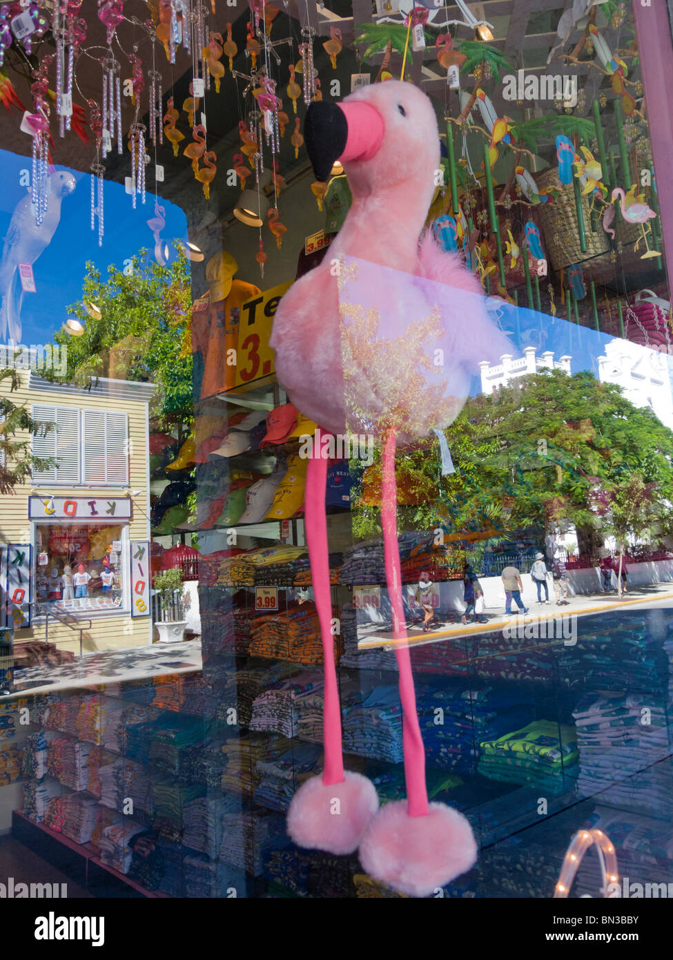 Hängt über große Plüschtier Flamingo in Souvenir-Schaufenster an der Duval Street, Key West, Florida, USA Stockfoto