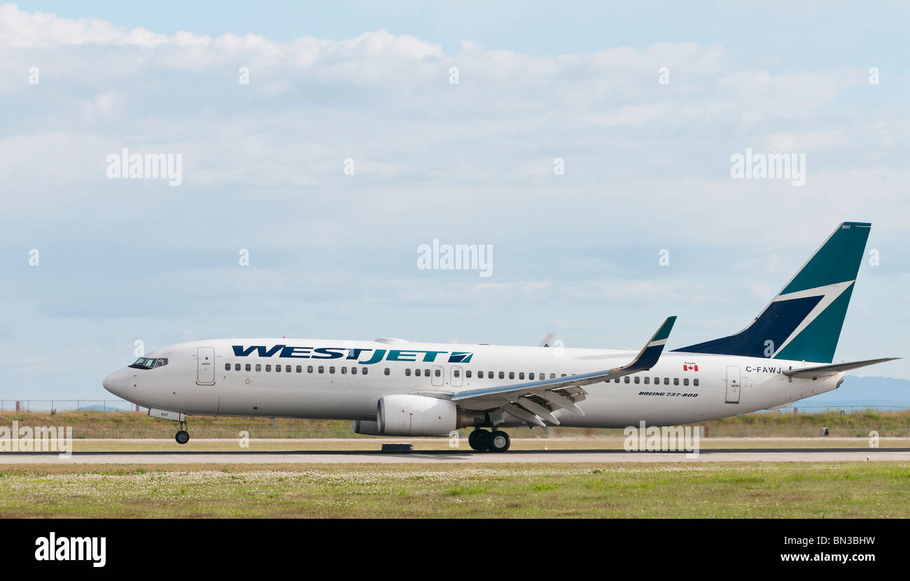 Ein Westjet Airlines Boeing 737-800-Passagier-Jet Landung in Vancouver International Airport (YVR). Stockfoto