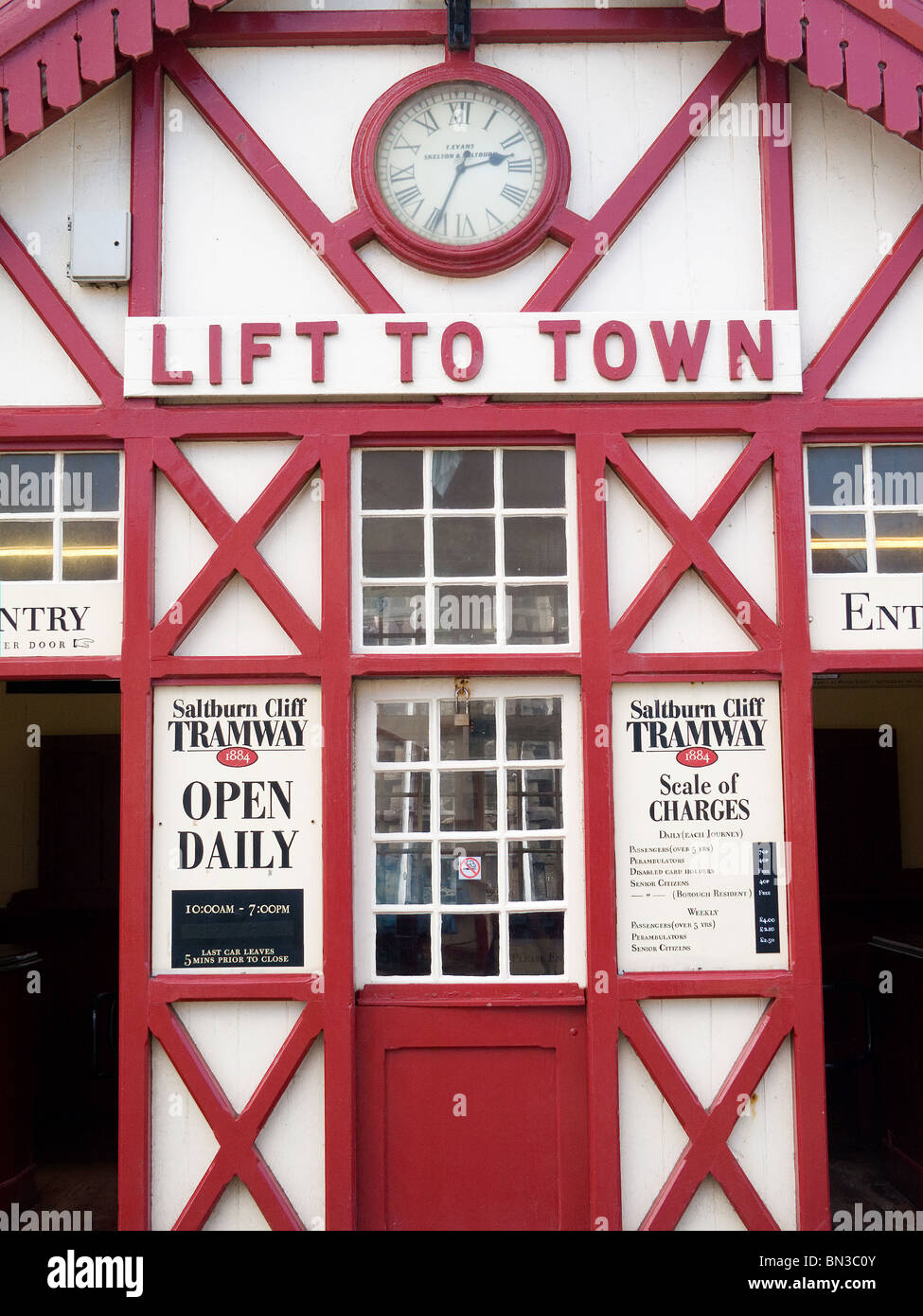 Detail der unteren Eingang an der Klippe Straßenbahn im Saltburn am Meer Aufzug in die Stadt täglich geöffnet. Stockfoto