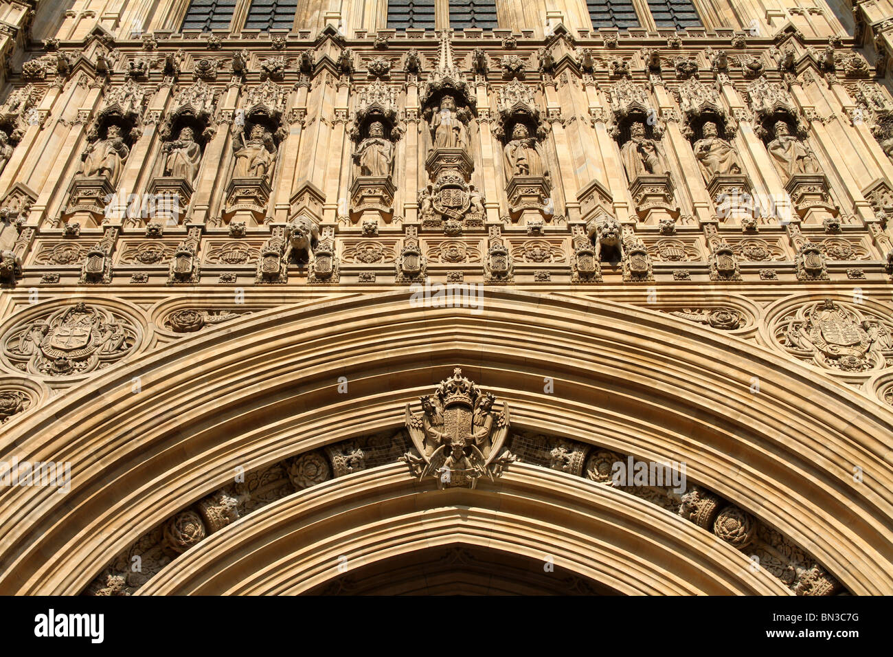 Bogen Sie auf der Victoria Tower von den Houses of Parliament im Palace of Westminster, London, England Stockfoto