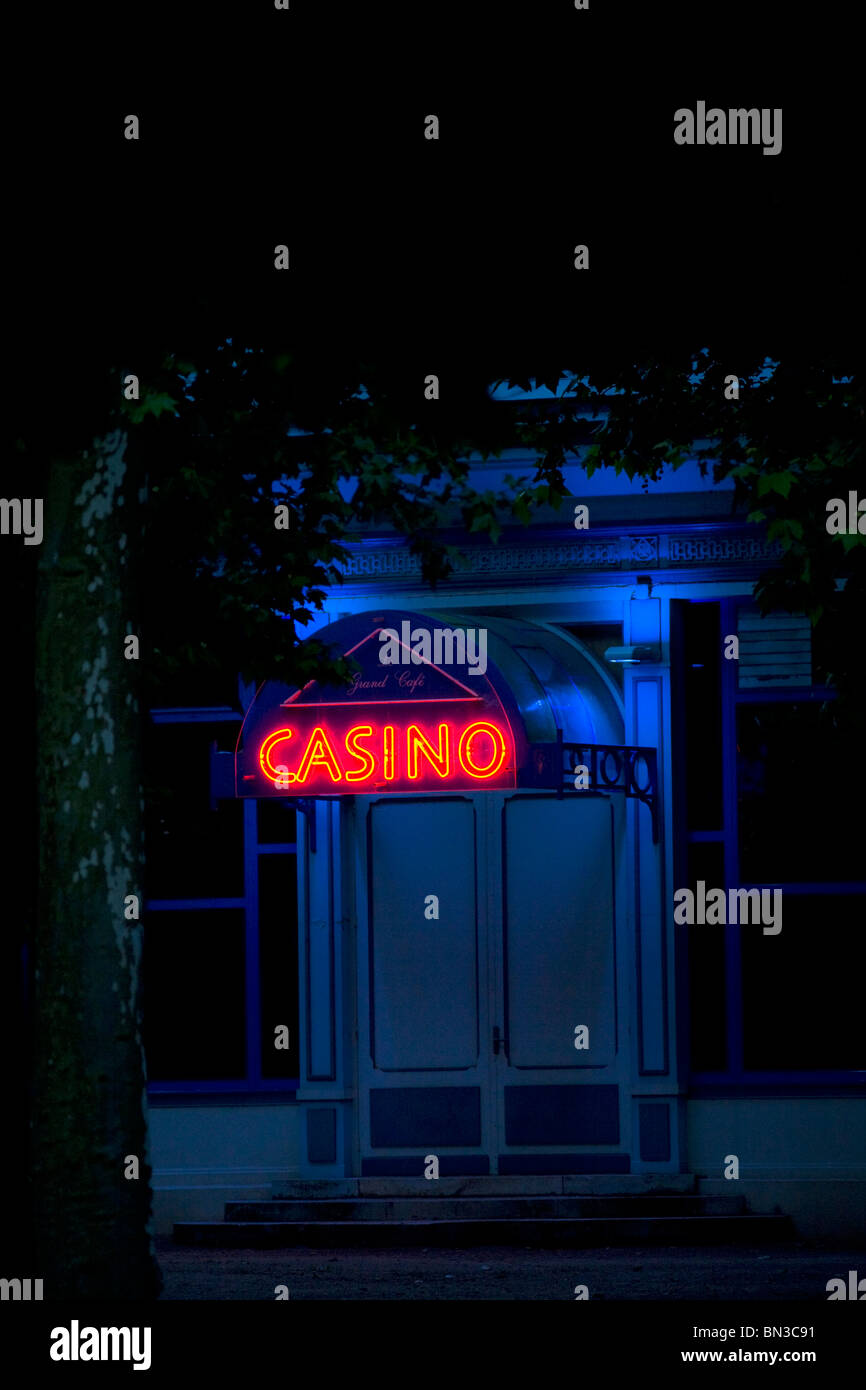 In Vichy, eine Leuchtreklame eines Casinos in der Nacht (Frankreich). Ein Vichy, Enseigne Insel À Lampes Néon d ' un Casino la Nuit. Stockfoto