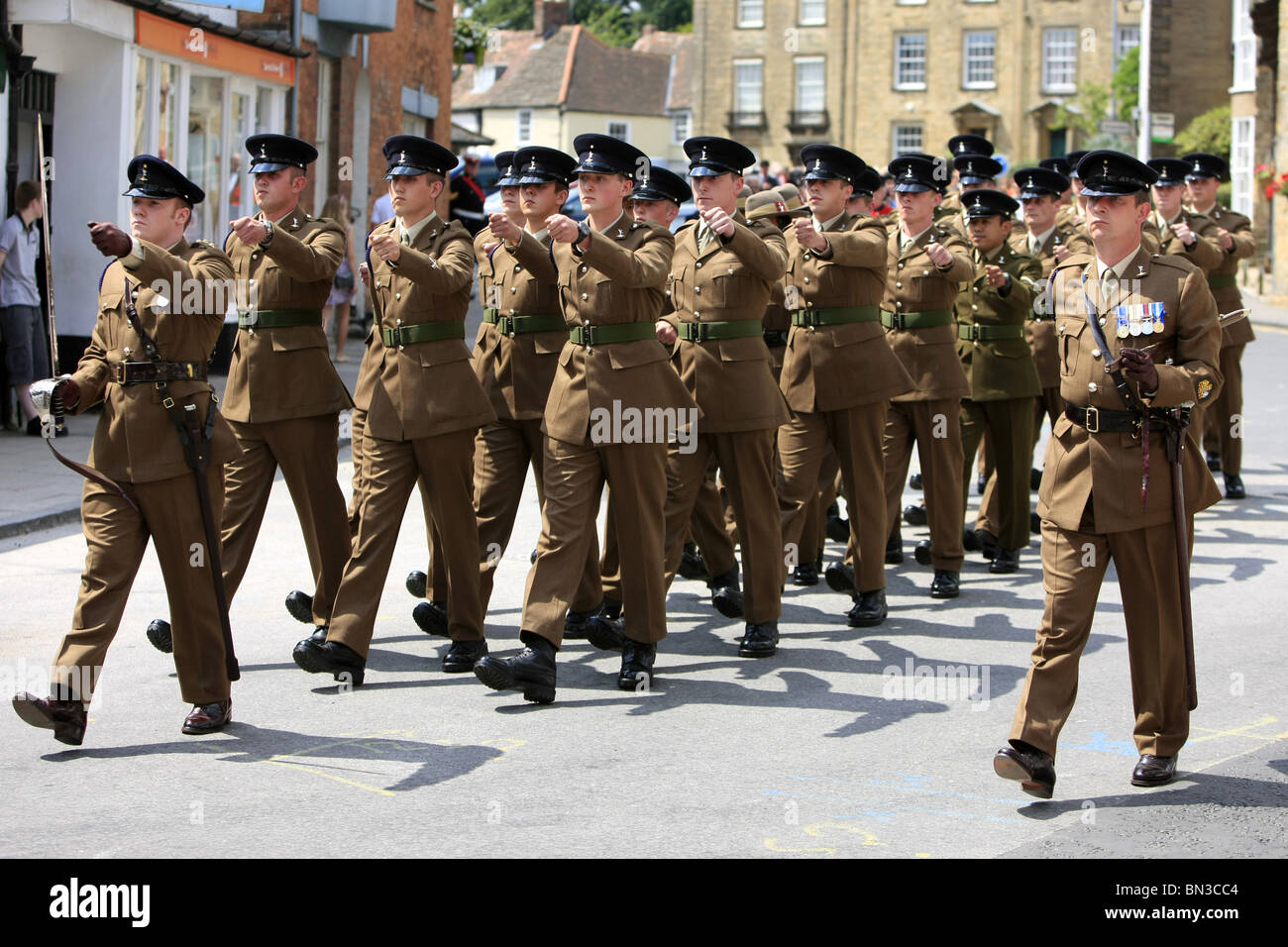 Britische Streitkräfte Day Parade britische Armeesoldaten aus den Signalen Regiment marschieren durch Sherborne Dorset Stockfoto