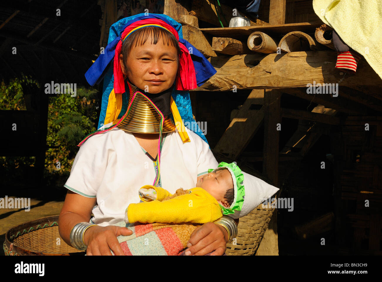 Kayan (Volksgruppe) Frau auch genannt Longneck tragen goldene Ringe um den Hals, Mae Hong Son, Nord-Thailand, Asien Stockfoto