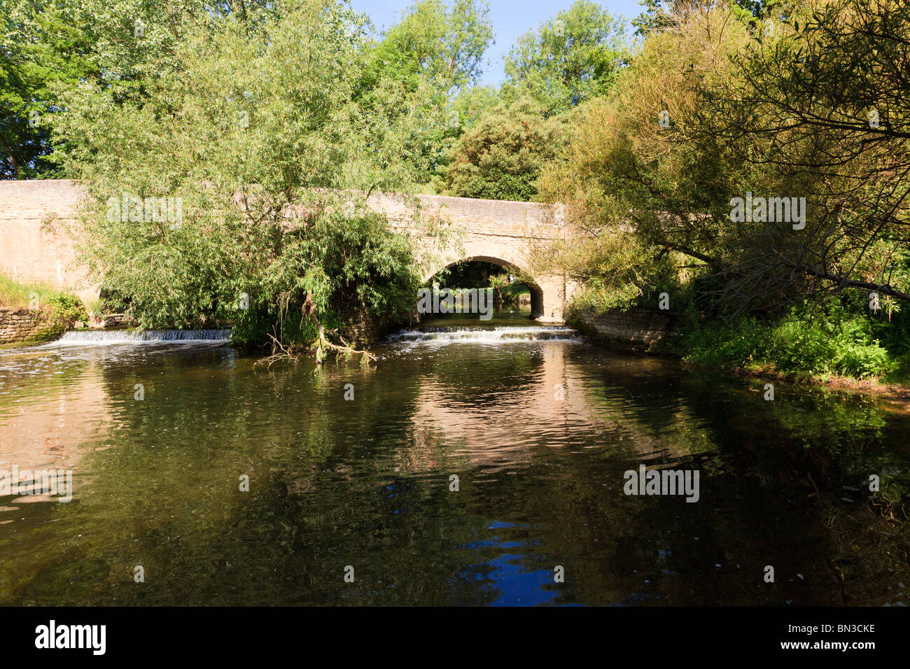 Ruhiger Pool unter Harrold Brücke über den Fluss Great Ouse, Harrold, Bedfordshire, Uk, reflektieren den blauen Sommerhimmel. Stockfoto