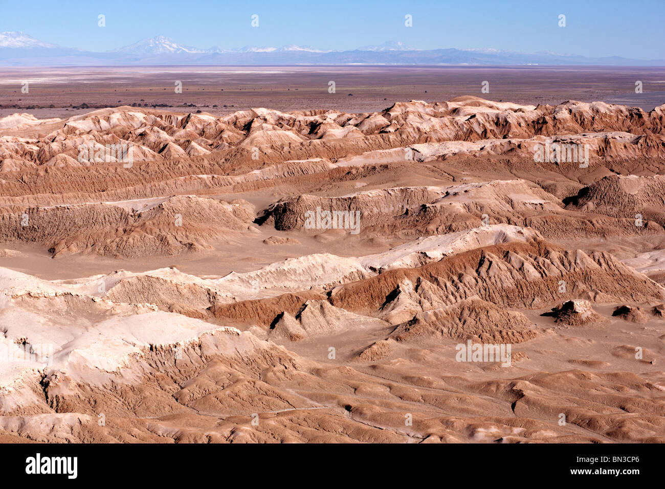 Blick über die Cordillera De La Sal Mountains und der Salar de Atacama in der Nähe von San Pedro de Atacam in Chile Stockfoto