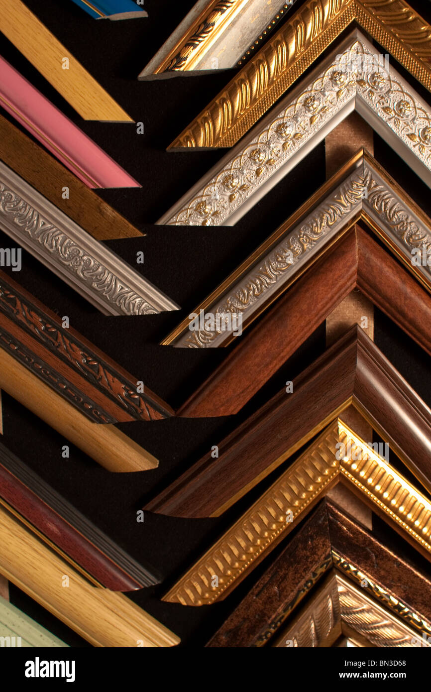 Proben von Holzrahmen im shop Stockfoto