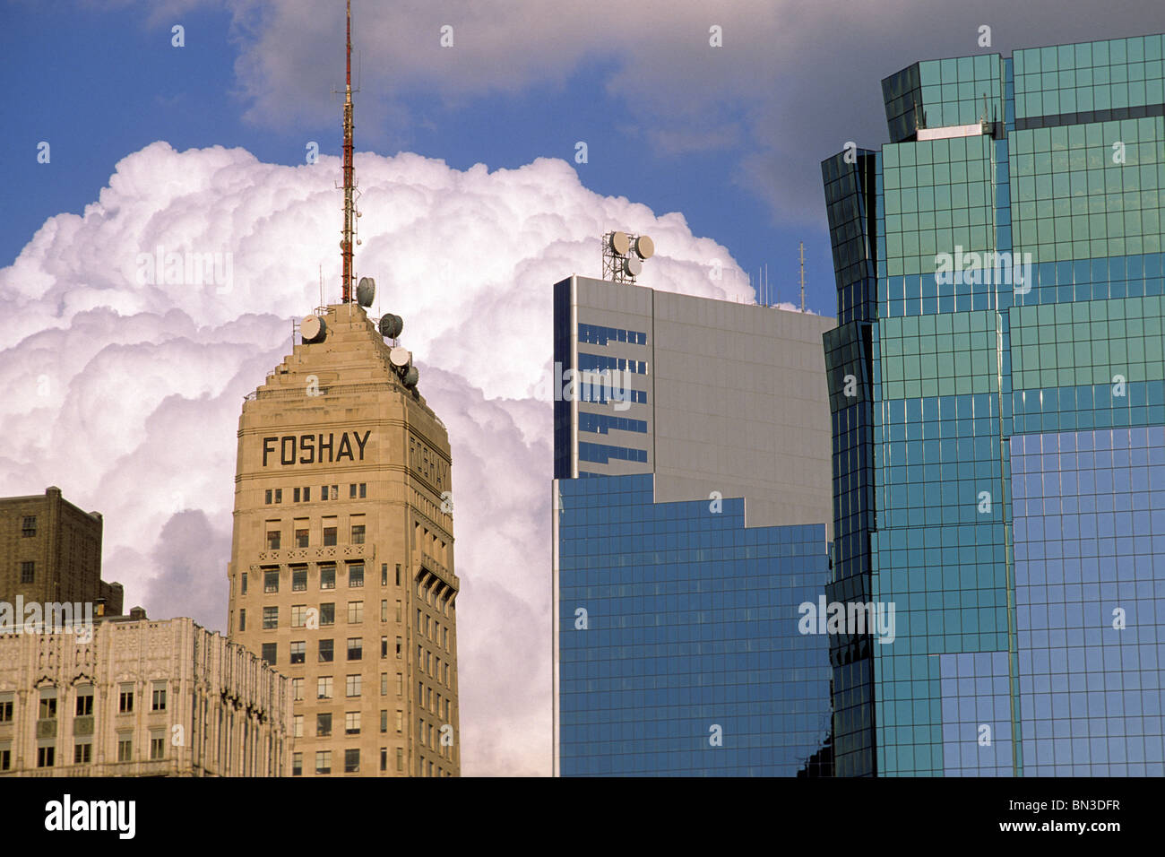HISTORISCHEN FOSHAY TOWER NEBEN PIPER JAFFRAY GEBÄUDE UND EIN T & T TOWER IN DER INNENSTADT VON MINNEAPOLIS, MINNESOTA. Stockfoto