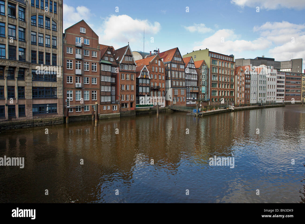 Linie der Häuser am Nikolaifleet, Hamburg, Deutschland Stockfoto