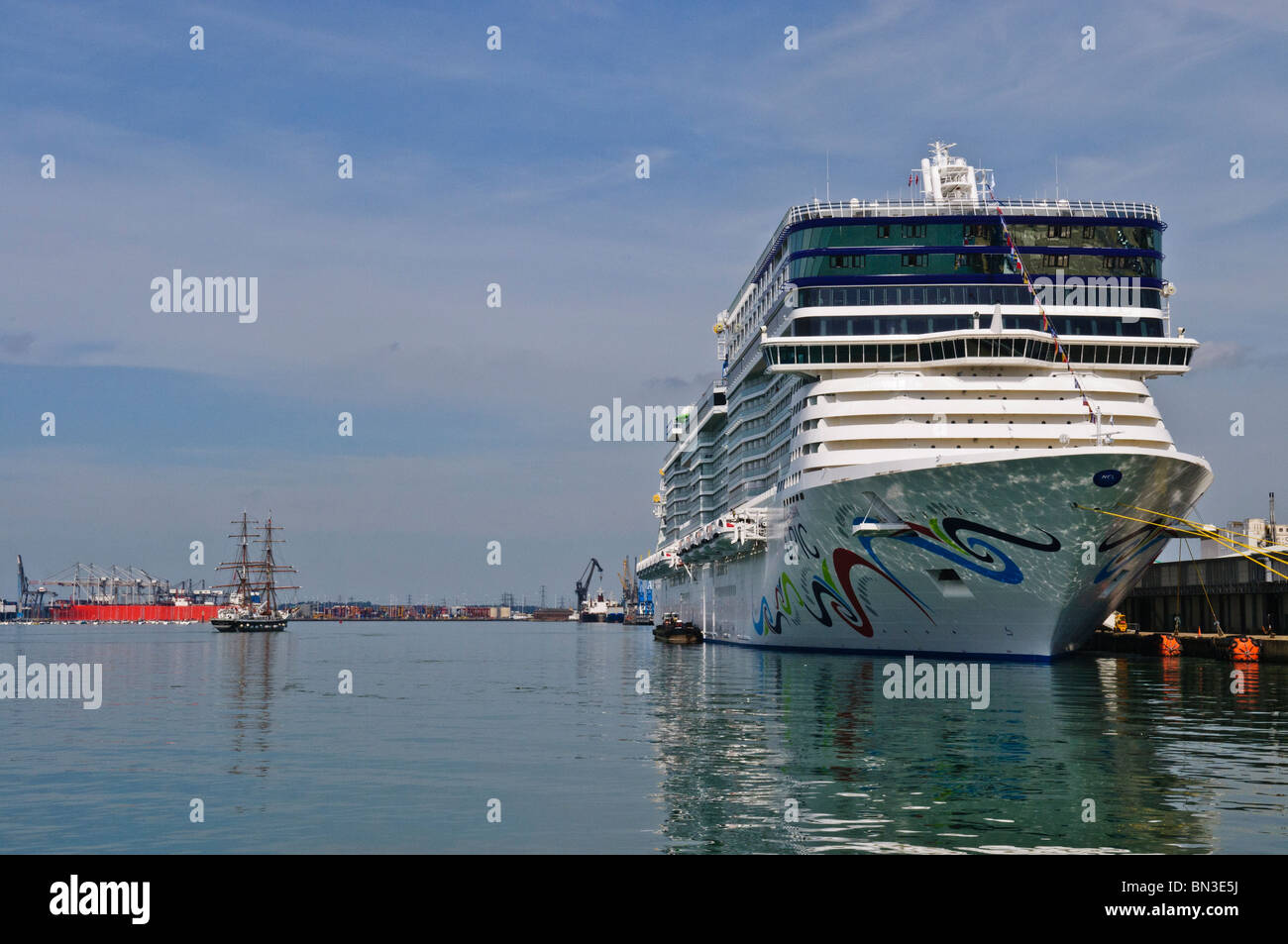 Kreuzfahrtschiff Norwegian Epic (153.000 Tonnen) in Southampton während ihrer ersten Kreuzfahrt. Stockfoto