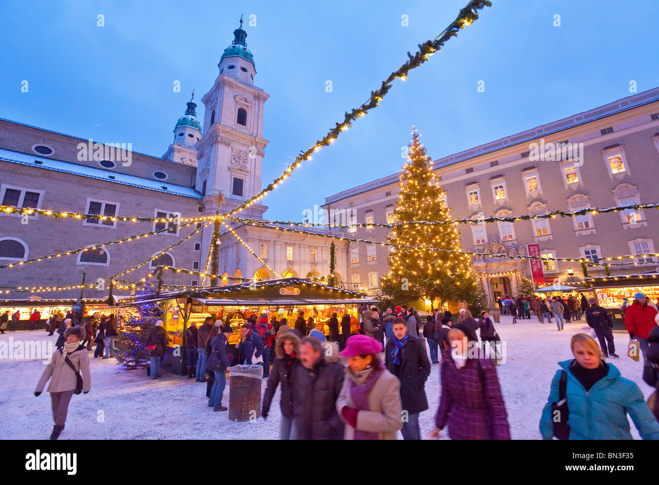 Weihnachtsmarkt und salzburger dom Fotos und Bildmaterial in hoher Auflösung Alamy