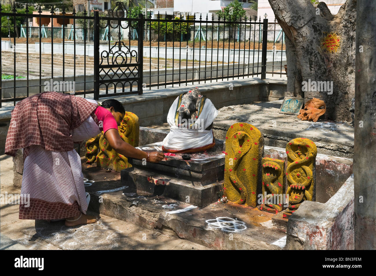 Indien-Tamil Nadu Mamallapuram eine Frau arrangieren einen kleine Hindu-altar Stockfoto Indien-Tamil Nadu Mamallapuram eine Frau arrangieren einen kleine Hindu-altar Stockfoto