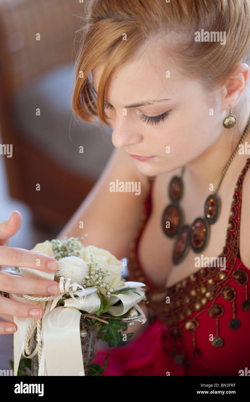 Junge Frau hält einen Brautstrauß, close-up Stockfoto