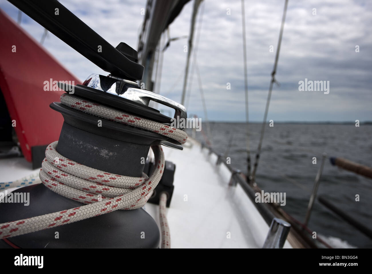 Seil gefesselt auf einer Winde eines Segelbootes, Nahaufnahme Stockfoto