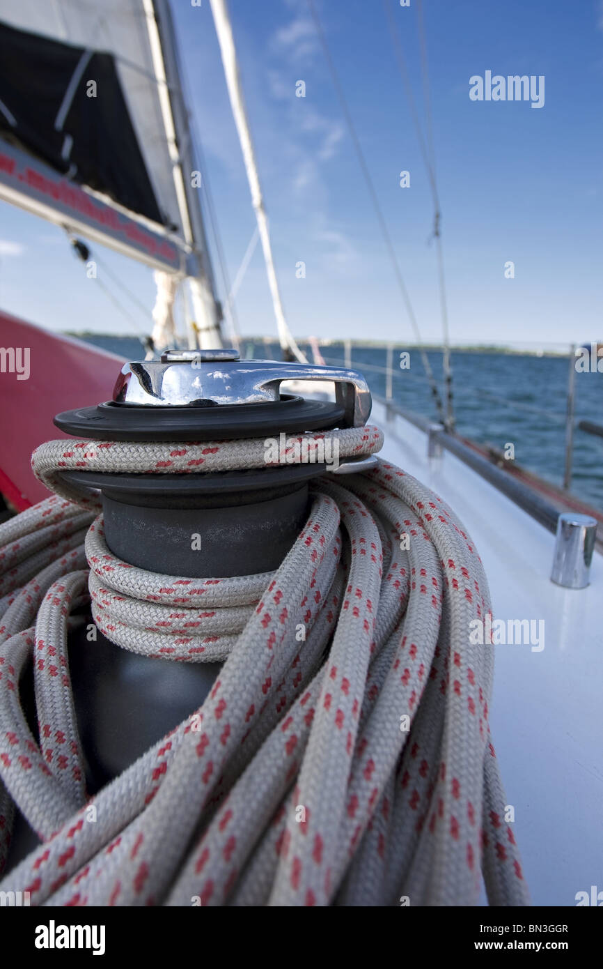 Seil gefesselt auf einer Winde eines Segelbootes, Nahaufnahme Stockfoto