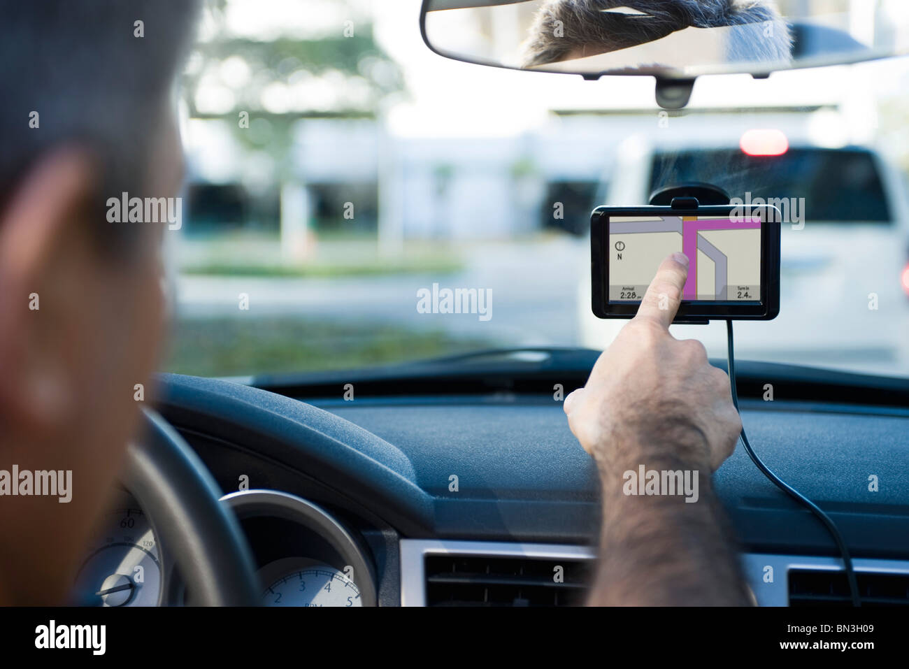 Fahrer mit Hilfe von GPS zur Navigationshilfe Stockfoto