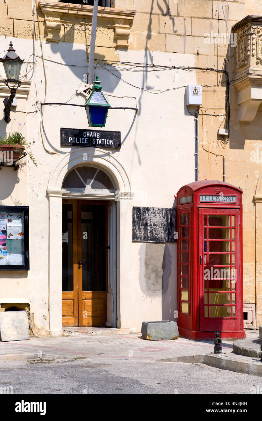 Telefonzelle vor der Polizeistation, Gharb, Gozo, Malta Stockfoto