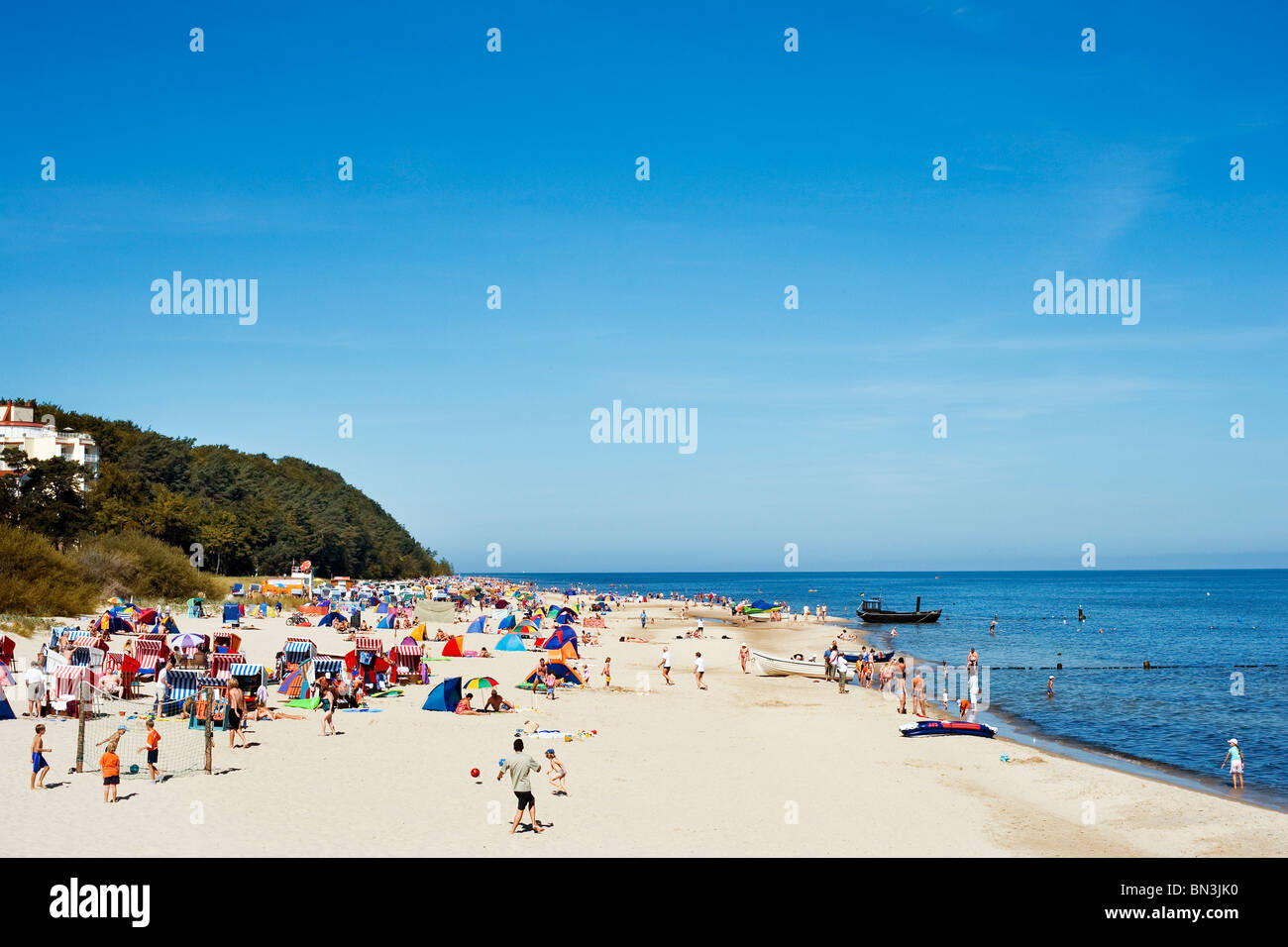 Touristen auf den Strand von Bansin, Heringsdorf, Usedom, Deutschland, erhöht, Ansicht Stockfoto