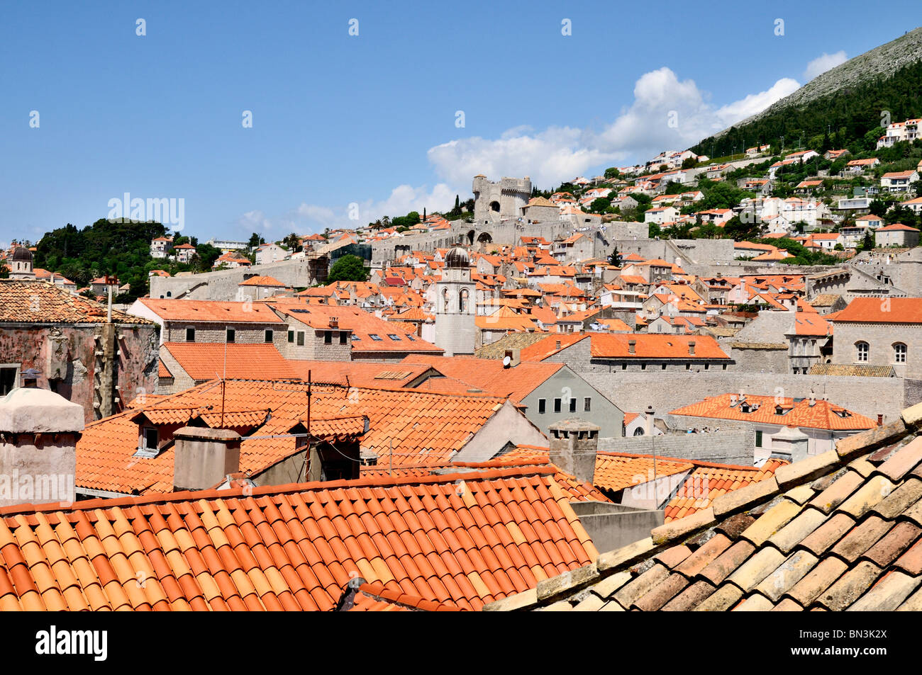 Die roten Dachziegel von den Gebäuden der Altstadt geschützt durch die Außenwände und Minceta Fort, Dubrovnik Stockfoto