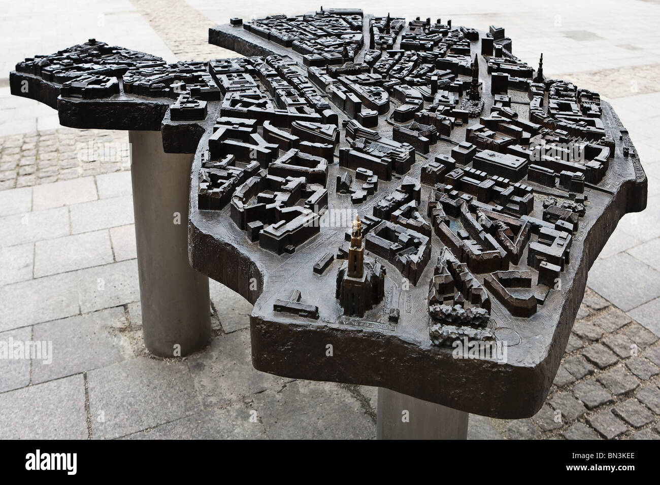 Bronzerelief mit Braille-Schrift, Rathausmarkt, Hamburg, Deutschland, Europa Stockfoto