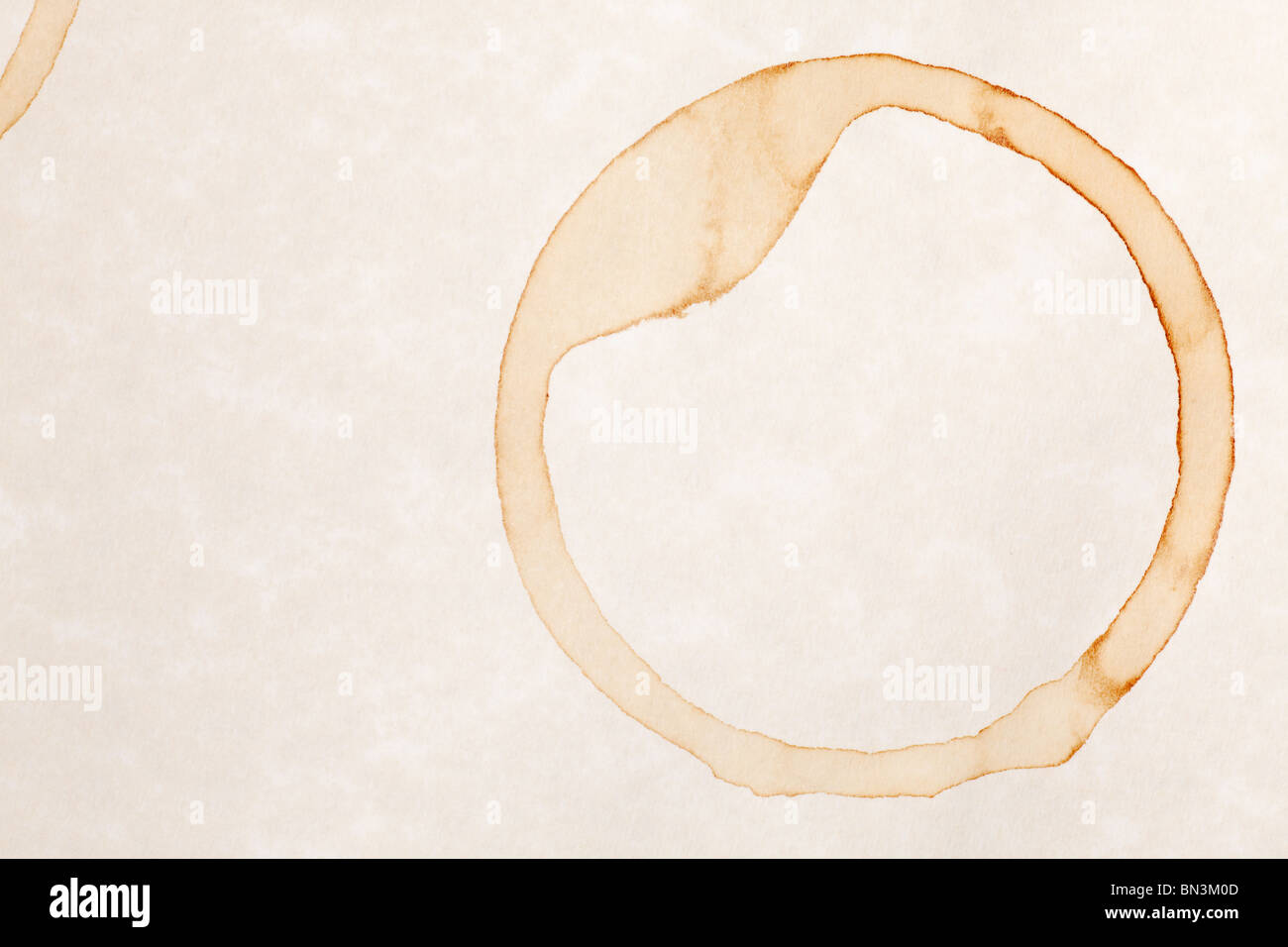 Kaffee-Ring Flecken auf weißem Pergament Papierhintergrund Stockfoto