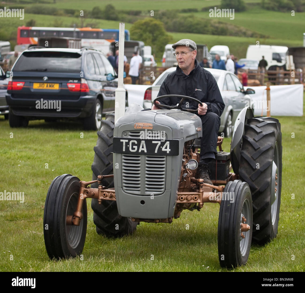 Landwirt einen grauen Vintage Ferguson Traktor zu fahren, bei Dalry Farmer es Show, North Ayrshire, Schottland, UK Stockfoto