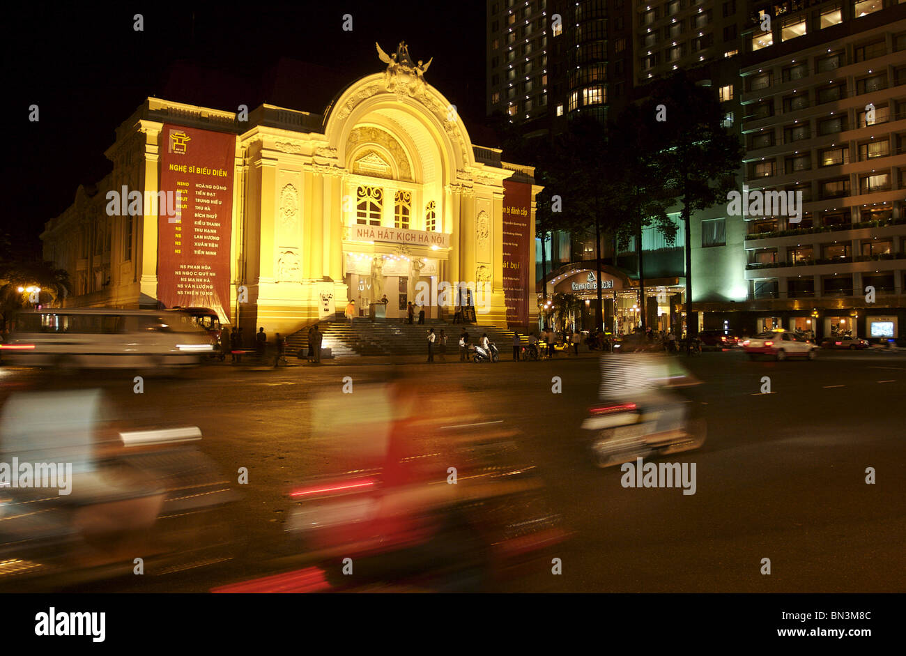 Stadttheater in der Nacht, Straße im Vordergrund, Ho-Chi-Minh-Stadt, Vietnam Stockfoto
