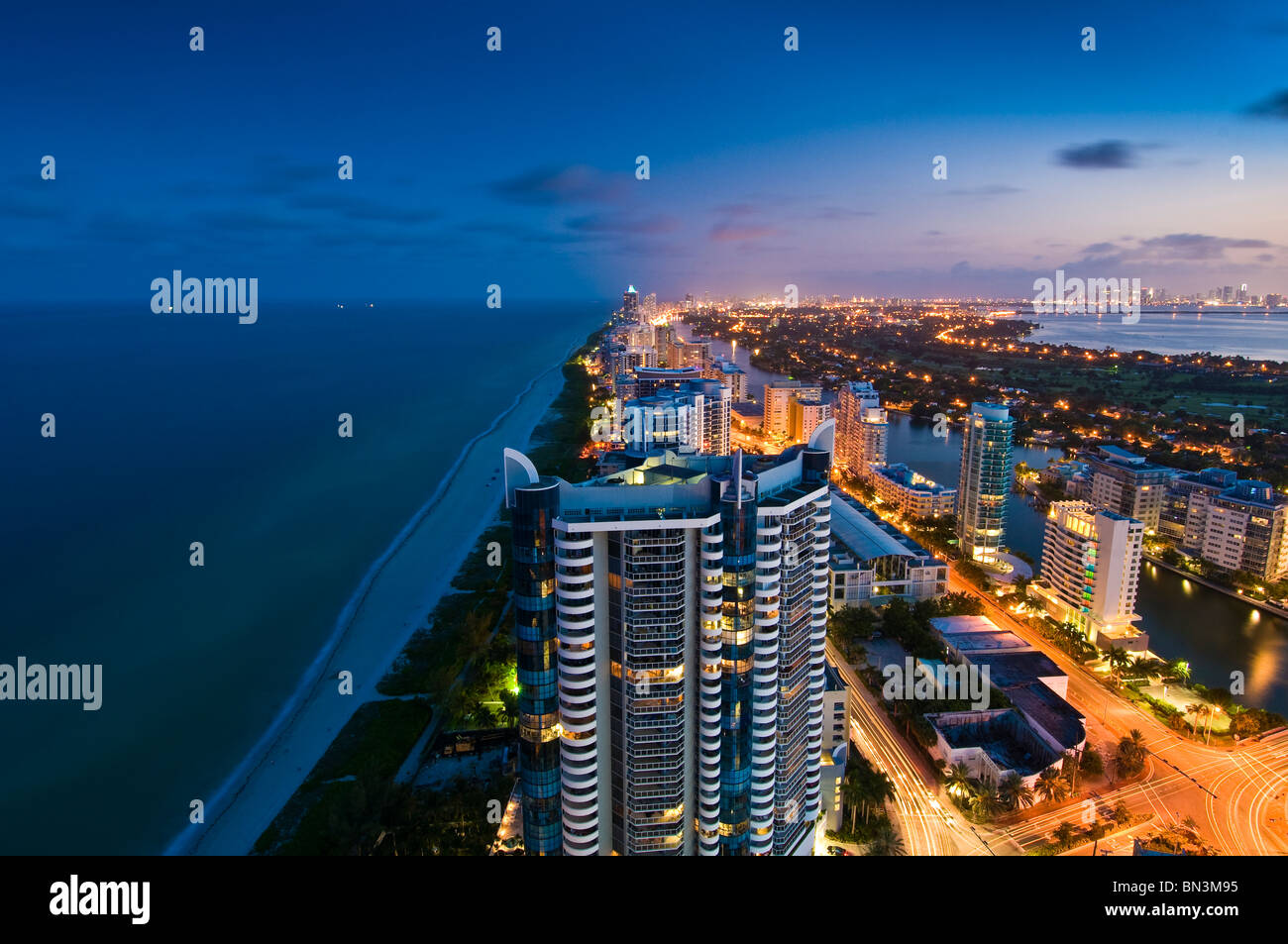 Blick nach Süden vom Hochhaus, Collins Avenue und den Atlantischen Ozean in der Abenddämmerung, Miami Beach, Florida, USA Stockfoto