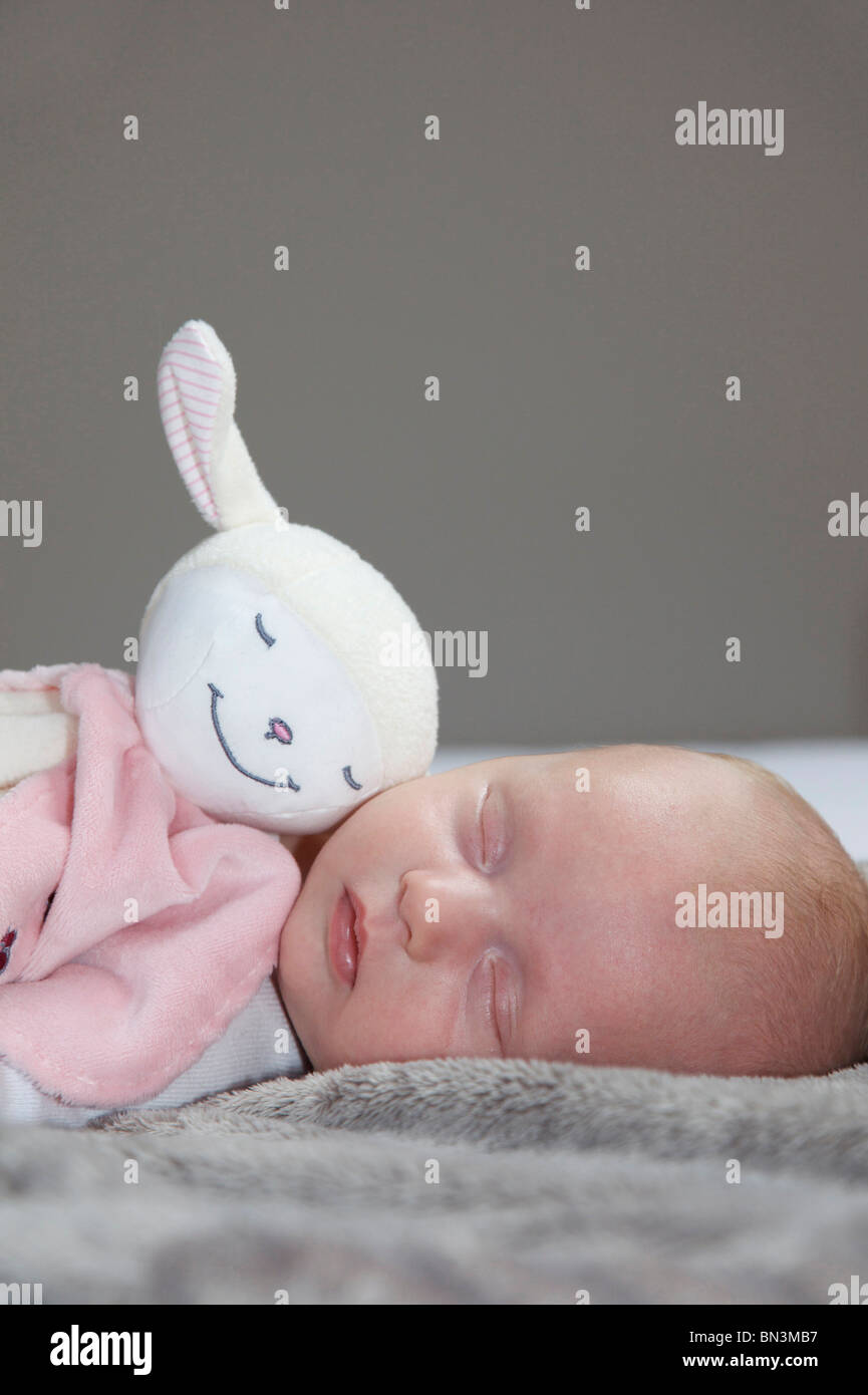 Baby schläft mit gefüllt, Tier, Nahaufnahme Stockfoto