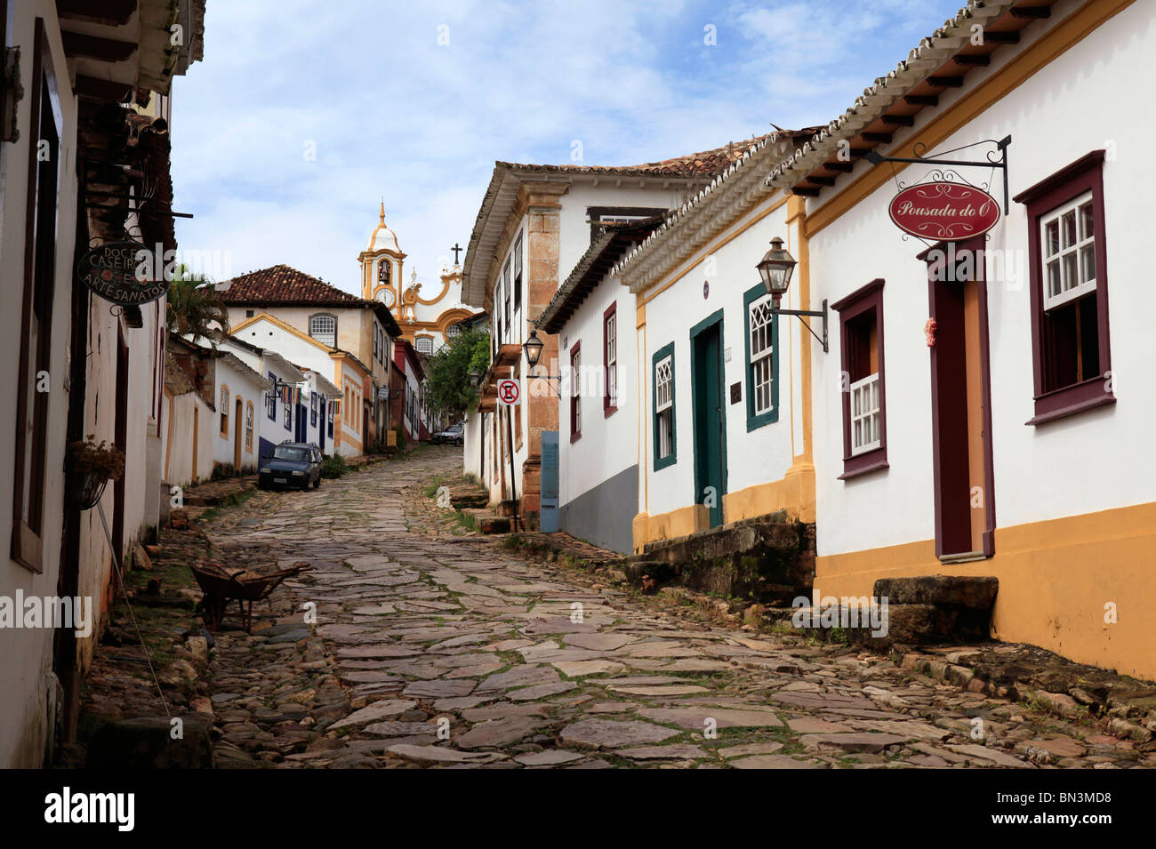 Häuser in der alten Stadt Tiradentes, Minas Gerais, Brasilien, niedrigen Winkel Ansicht Stockfoto